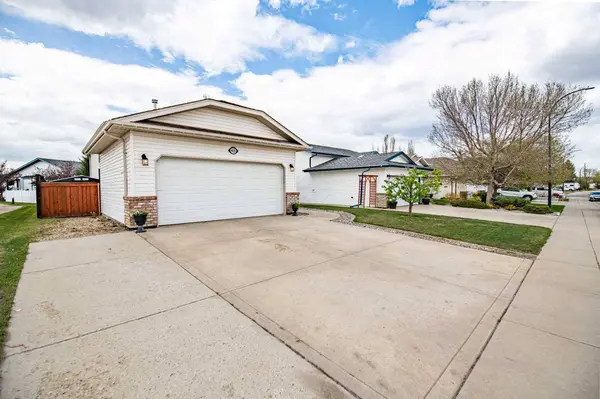 48 Reichley ST, Red Deer, AB T4P3S3