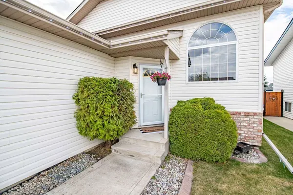 48 Reichley ST, Red Deer, AB T4P3S3