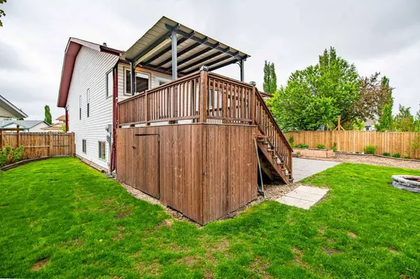 42 Logan Close, Red Deer, AB T4R2N8
