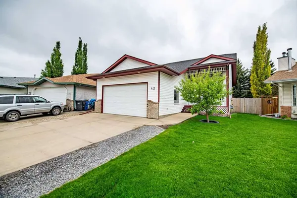 42 Logan Close, Red Deer, AB T4R2N8