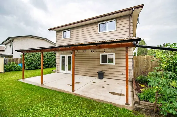 12 Opal Close, Lacombe, AB T4L1P9