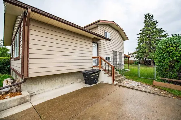12 Opal Close, Lacombe, AB T4L1P9
