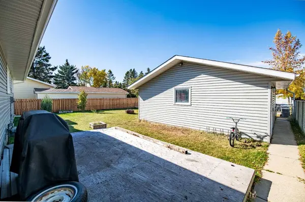 3419 50 AVE, Innisfail, AB T4G1H4