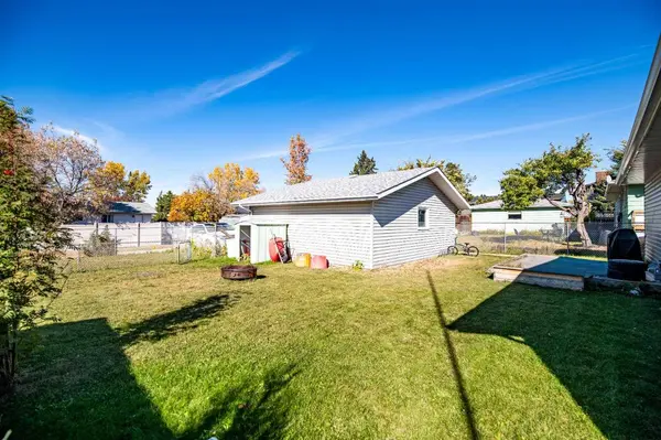 3419 50 AVE, Innisfail, AB T4G1H4