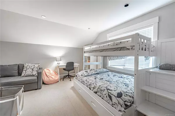 5251 Island Hwy W #15, Qualicum Beach, BC V9K 2C1