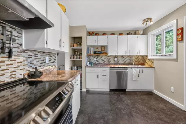 7330 Millard Dr, Lantzville, BC V0R 2H0