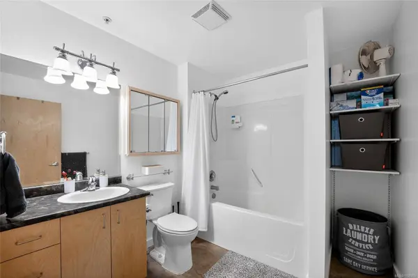 1801 Bowen Rd #304, Nanaimo, BC V9S 1H1