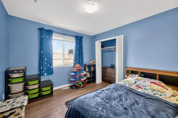 921 Esslinger Rd, Parksville, BC V9P 2R1