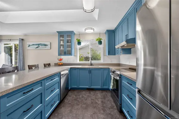 921 Esslinger Rd, Parksville, BC V9P 2R1