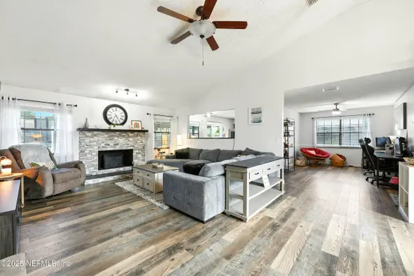 8462 SAND POINT DR W, Jacksonville, FL 32244