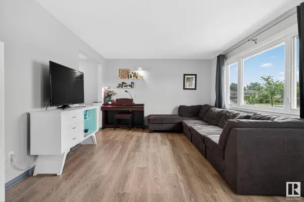 5931 149 AV NW, Edmonton, AB T5A 1V7