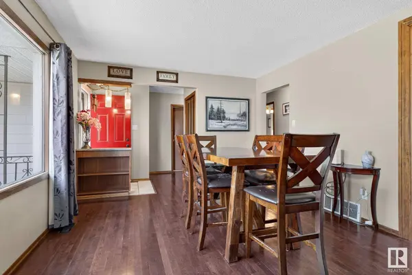 8719 40 AV NW, Edmonton, AB T6K 1G9