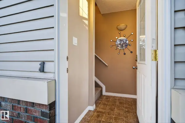 2529 30 AV NW, Edmonton, AB T5T 2A1