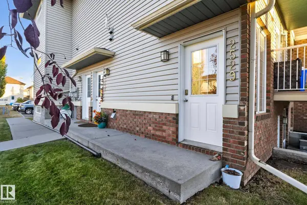 2529 30 AV NW, Edmonton, AB T5T 2A1