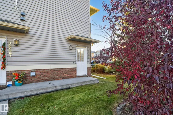 2529 30 AV NW, Edmonton, AB T5T 2A1