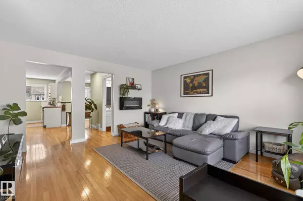 11349 22 AV NW, Edmonton, AB T6J 4V8