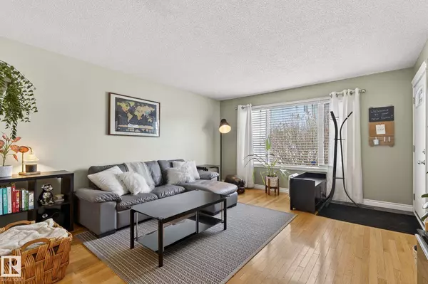 11349 22 AV NW, Edmonton, AB T6J 4V8