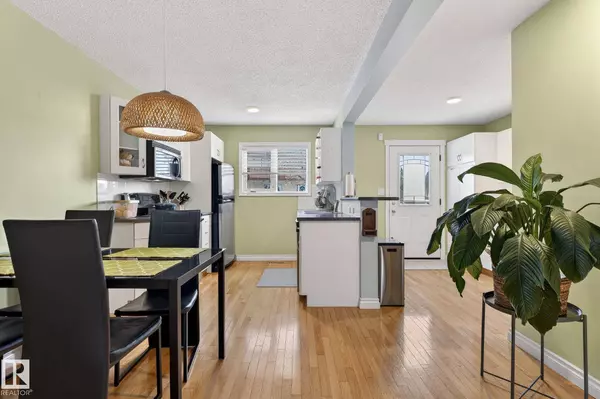 11349 22 AV NW, Edmonton, AB T6J 4V8