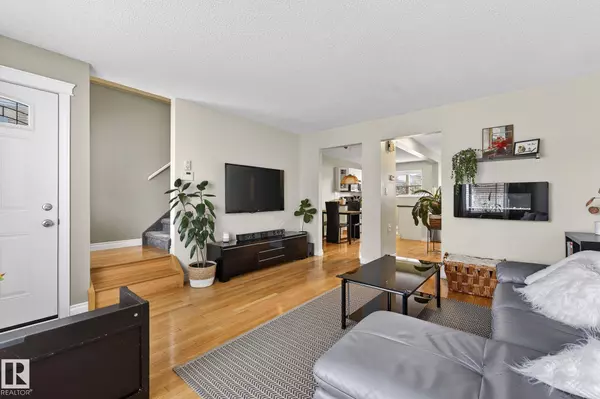 11349 22 AV NW, Edmonton, AB T6J 4V8