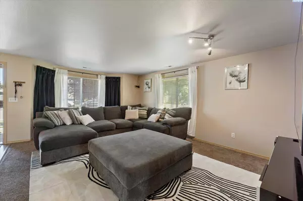 5004 Montague Ln, Pasco, WA 99301