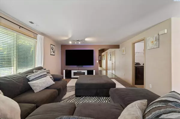 5004 Montague Ln, Pasco, WA 99301