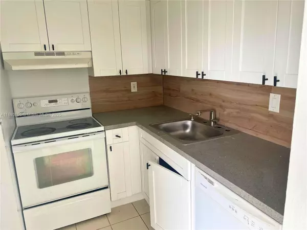 498 NW 165th St Rd #D-601, Miami, FL 33169