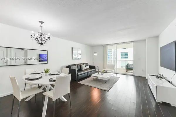 1200 Brickell Bay Dr #3614, Miami, FL 33131