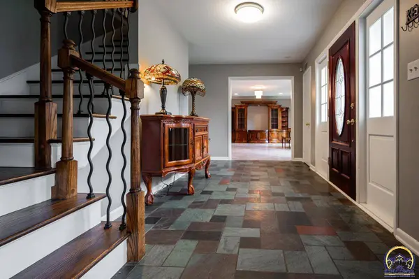 5016 SW Cedar Crest RD, Topeka, KS 66606