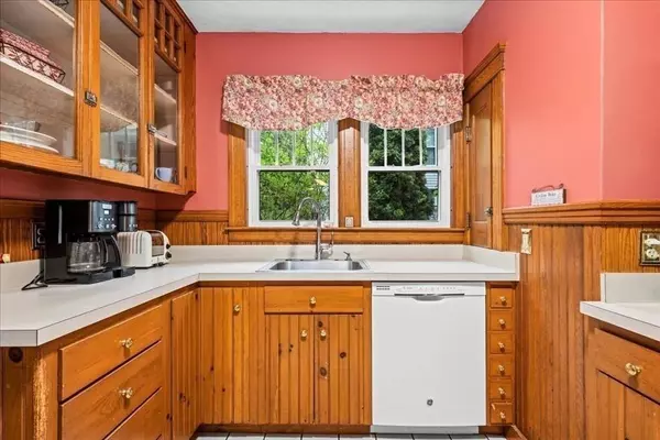 39 Kosta Street, Worcester, MA 01607