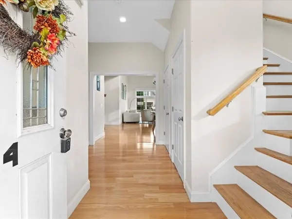 14 St James #14, Andover, MA 01810