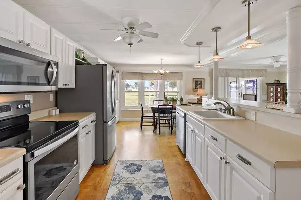 1043 Royal Palm DR, Barefoot Bay, FL 32976