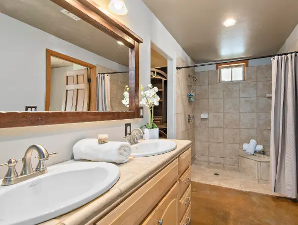 531 S Cody Loop Rd, Oracle, AZ 85623-6046