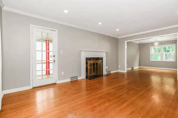 6733 Kenwood AVE, Kansas City, MO 64131