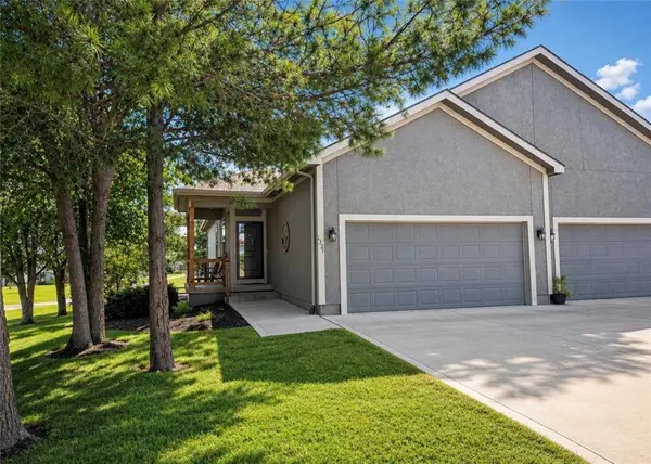 1327 N 158th TER