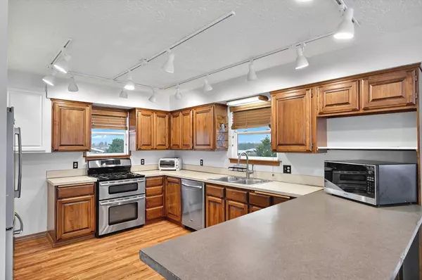 277 W Sunny Sands Rd, Cathlamet, WA 98612-9726