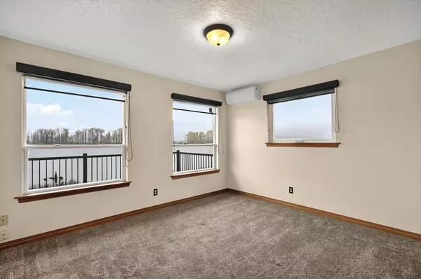 277 W Sunny Sands Rd, Cathlamet, WA 98612-9726