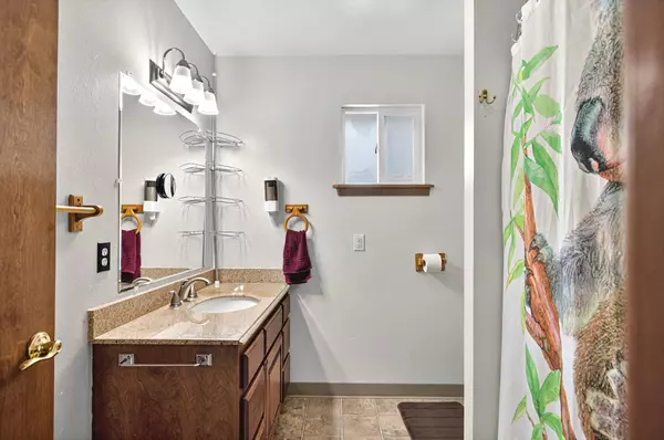 277 W Sunny Sands Rd, Cathlamet, WA 98612-9726