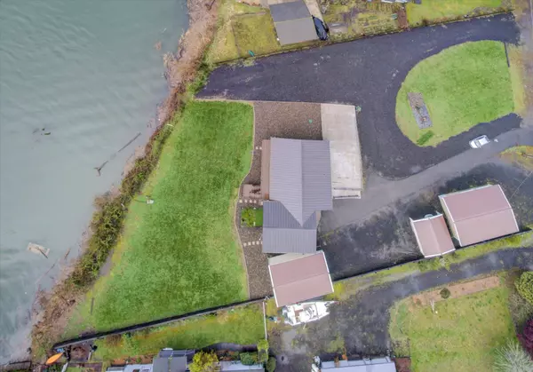 277 W Sunny Sands Rd, Cathlamet, WA 98612-9726