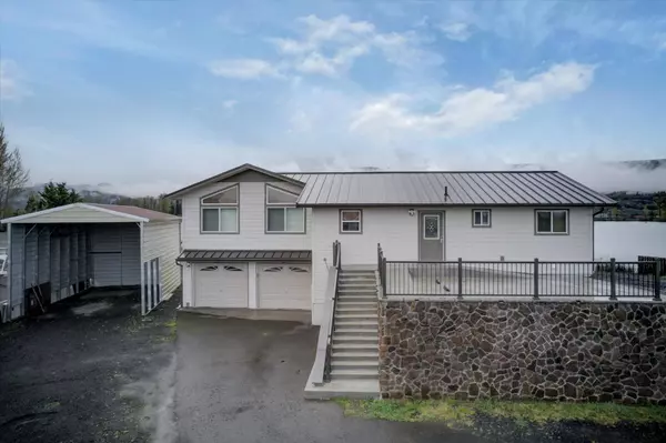 277 W Sunny Sands Rd, Cathlamet, WA 98612-9726