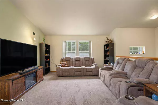 811 E Seasons Rd, Athol, ID 83801