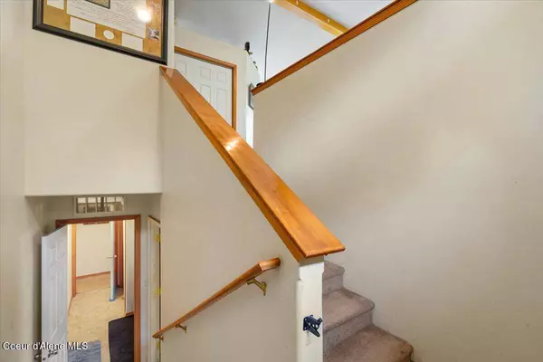 811 E Seasons Rd, Athol, ID 83801