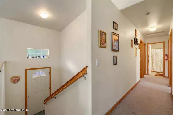 811 E Seasons Rd, Athol, ID 83801