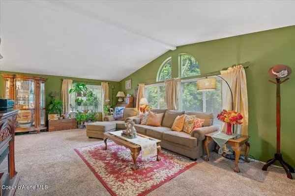 9864 Bottle Bay Rd, Sagle, ID 83860