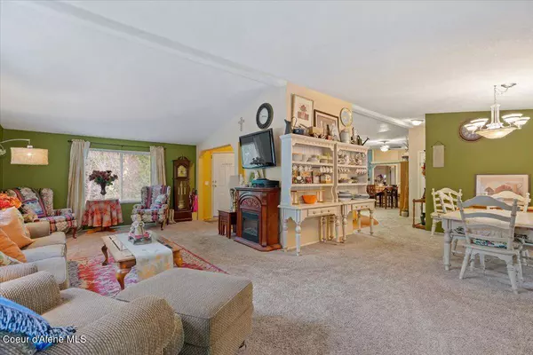 9864 Bottle Bay Rd, Sagle, ID 83860