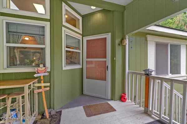 9864 Bottle Bay Rd, Sagle, ID 83860