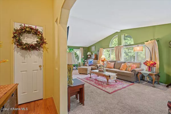 9864 Bottle Bay Rd, Sagle, ID 83860