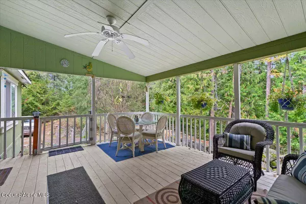 9864 Bottle Bay Rd, Sagle, ID 83860