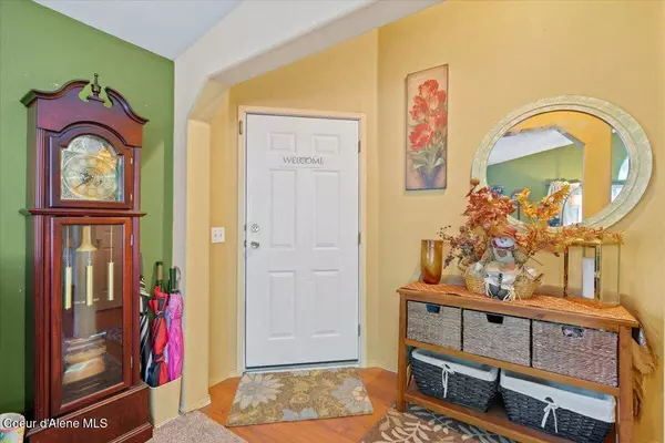 9864 Bottle Bay Rd, Sagle, ID 83860