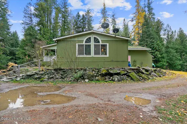 9864 Bottle Bay Rd, Sagle, ID 83860