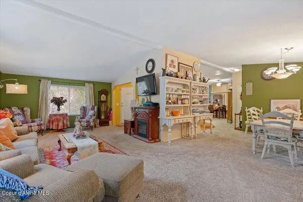 9864 Bottle Bay Rd, Sagle, ID 83860